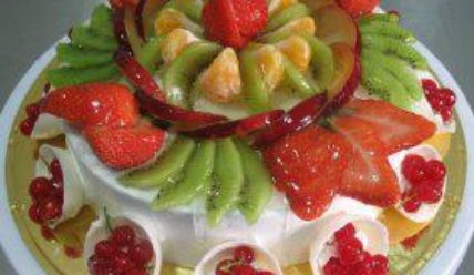 Воздушный десерт – фруктово-ягодный сметанный торт